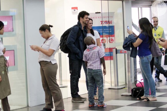 Cauã Reymond foi clicado enquanto desembarcava no aeroporto de Congonhas, em São Paulo, na manhã desta sexta-feira, 13 de dezembro de 2013