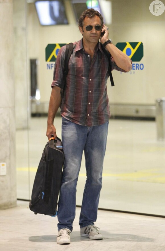Domingos Montagner é flagrado retornando ao Rio de Janeiro no aeroporto Santos Dumont, nesta quarta-feira, 2 de janeiro de 2013