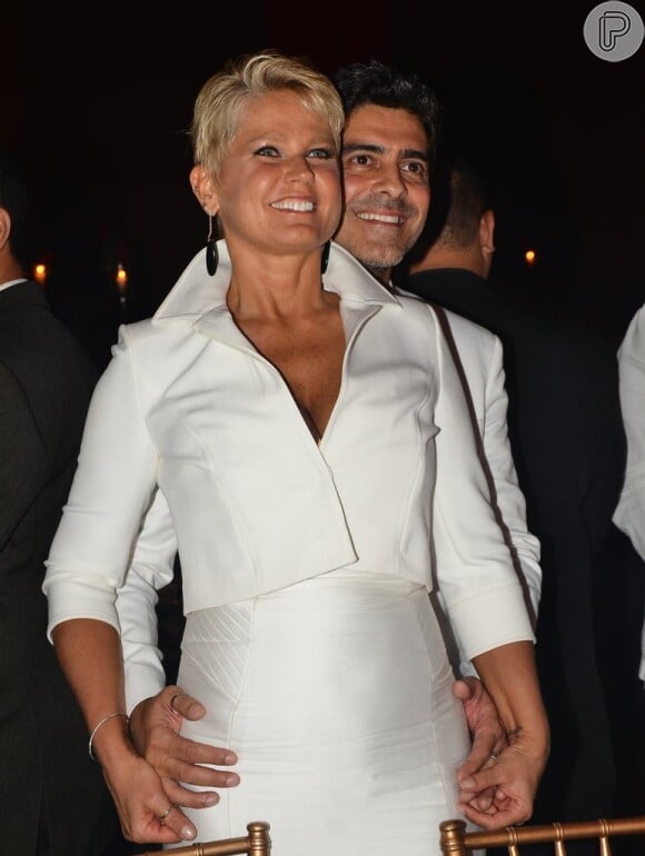 Usando um vestido branco longo e justinho, Xuxa deixou evidente a sua boa forma