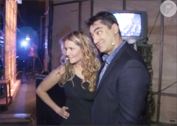 Deborah Secco posou para uma foto com Zeca Camargo nos bastidores do 'Vídeo Show'