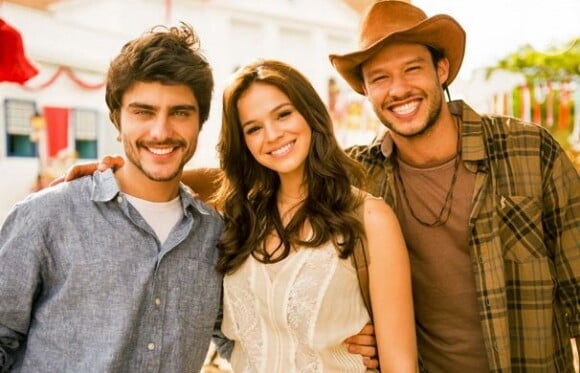Na pele de Helena, Bruna Marquezine se envolve em um triângulo amoroso com o primo Laerte (Guilherme Leicam) e o amigo Virgílio (Nando Rodrigues)