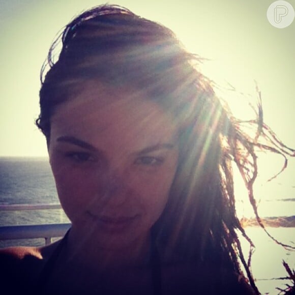 Isis Valverde está de férias no Caribe; a atriz beijará Camila Morgado em 'O Canto da Sereia', que estreia em 8 de janeiro de 2013