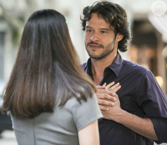 Angelina (Sônia Lima), mãe de Henrique (Nando Rodrigues), vai pegar no pé Penélope (Carolina Ferraz) por achar que ela não pode lhe dar com netos