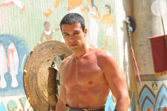 Sergio Marone precisou 'secar' e raspar o cabelo para viver Ramsés na novela 'Os Dez Mandamentos'