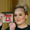 Adele posa com título de Membro da Ordem do Império Britânico, em 19 de dezembro de 2013