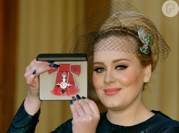 Adele posa com título de Membro da Ordem do Império Britânico, em 19 de dezembro de 2013