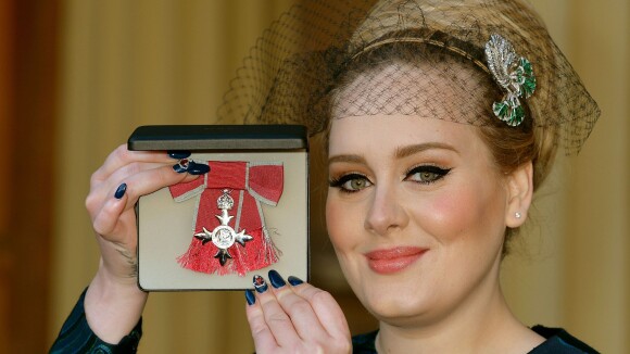 Adele recebe condecoração da família real por sua carreira artística