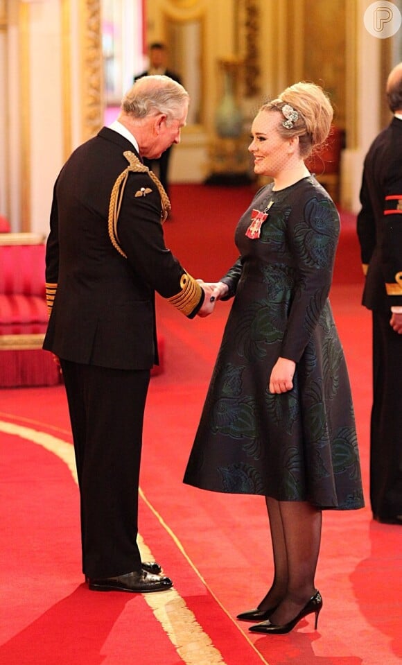 Adele é cumprimentada pelo príncipe Charles