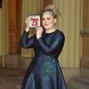 Adele é condecorada pela família real
