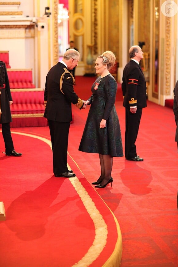 Adele é recebida pelo príncipe Charles no Palácio de Buckingham, em Londres, na Inglaterra