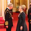 Adele conversa com o príncipe Charles no Palácio de Buckingham, em Londres, na Inglaterra