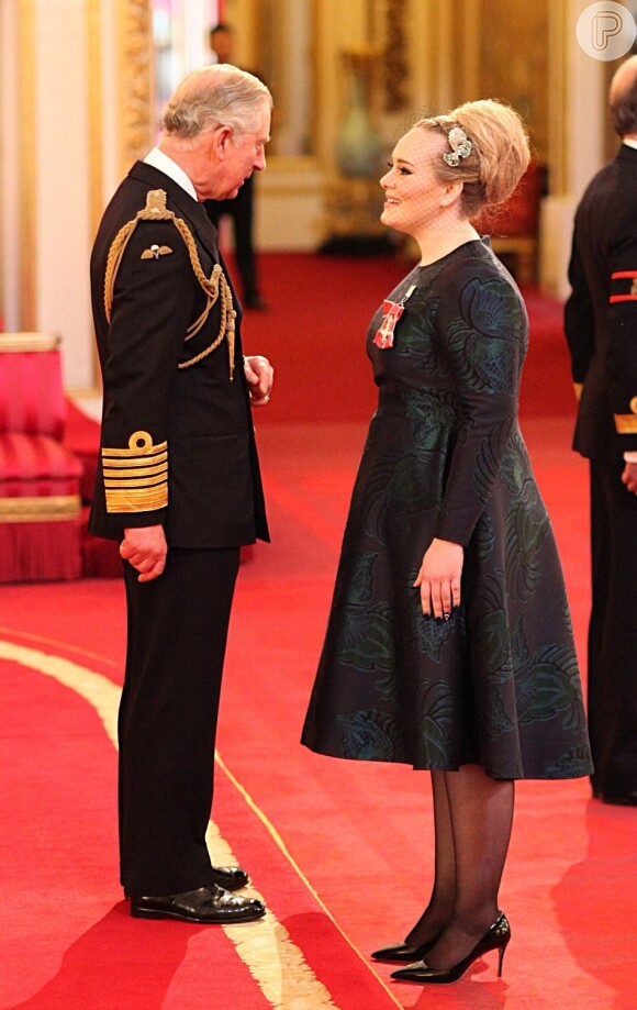Adele conversa com o príncipe Charles no Palácio de Buckingham, em Londres, na Inglaterra