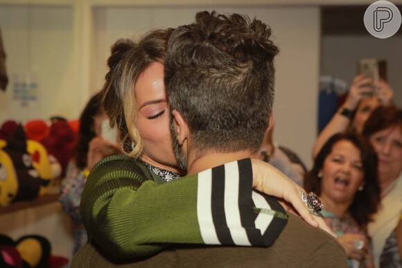 Bruno Gagliasso e Giovanna Ewbank trocaram beijos durante o evento e mostraram sintonia