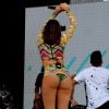 Anitta deixa bumbum à mostra durante show em São Paulo