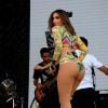 Anitta dança de forma sexy em apresentação