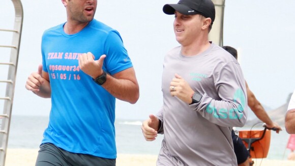 Luciano Huck corre ao lado de personal trainer na orla da praia no Rio