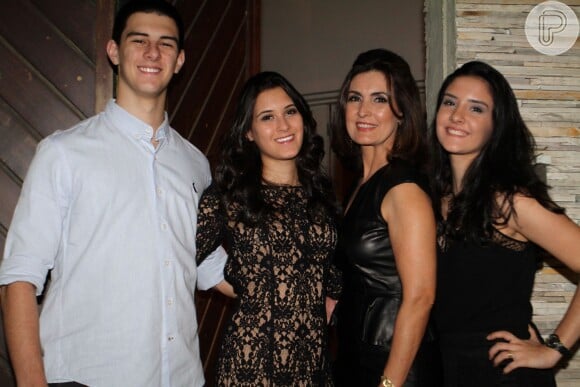 Fátima Bernardes continuará morando com os trigêmeos Laura, Beatriz e Vinícius, de 19 anos