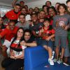 Zezé Di Camargo e Graciele Lacerda assistiram a partida entre Flamengo e Corinthians ao lado de diversos famosos como Nego do Borel, Alexandre Pires, Wesley Safadão, Thiago Lacerda, entre outros