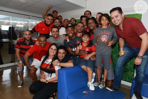 Zezé Di Camargo e Graciele Lacerda assistiram a partida entre Flamengo e Corinthians ao lado de diversos famosos como Nego do Borel, Alexandre Pires, Wesley Safadão, Thiago Lacerda, entre outros