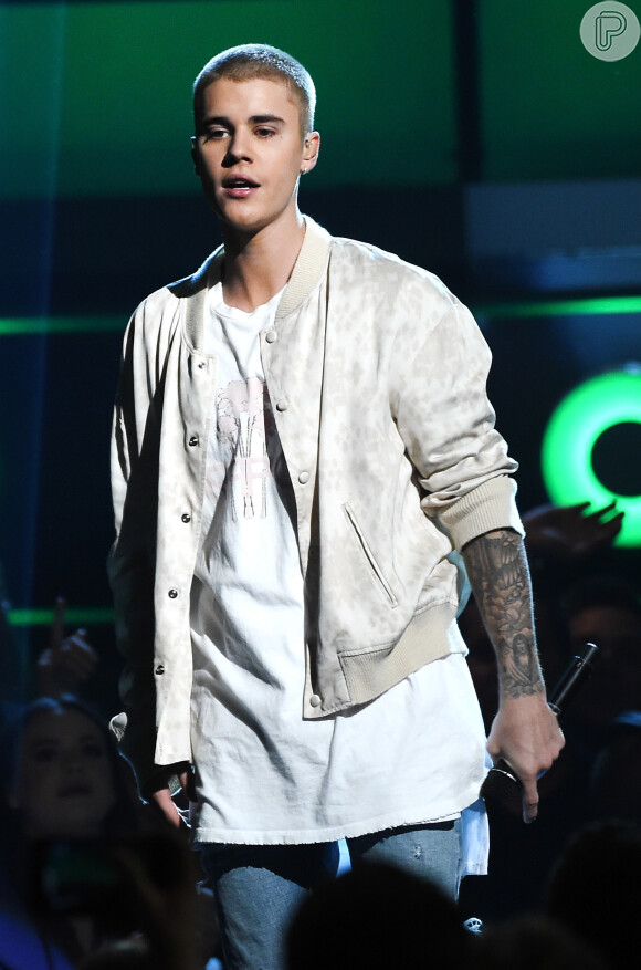 Justin Bieber ficou irritado por não conseguir falar em show, derrubou o microfone e deixou o palco