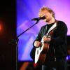 Ed Sheeran tem apoiado Selena Gomez, que está internada em uma clínica de reabilitação para tratar problemas com depressão e síndrome do pânico