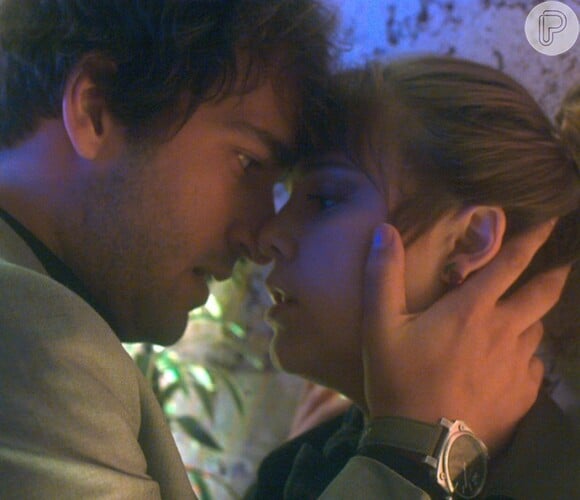 Isabela (Alice Wegmann) e Tiago (Humberto Carrão) já terão se beijado, na novela 'A Lei do Amor'