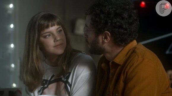 Elio (João Campos) convence Isabela (Alice Wegmann) a fazer um depoimento em vídeo para ajudar Pedro (Reynaldo Gianecchini) a conseguir sair da cadeia, na novela 'A Lei do Amor'