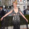 Nicole Kidman apareceu deslumbrante no Met Gala 2016 com vestido decotado, com capa e muitos brilhos assinado pelo estilista Alexander McQueen. As joias no estilo vintage foram da grife Fred Leighton