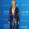 Nicole Kidman chamou atenção na sexta edição do 'Biennial UNICEF Ball' ao usar vestido Louis Vuitton com grande fenda central, em 12 de janeiro de 2016
