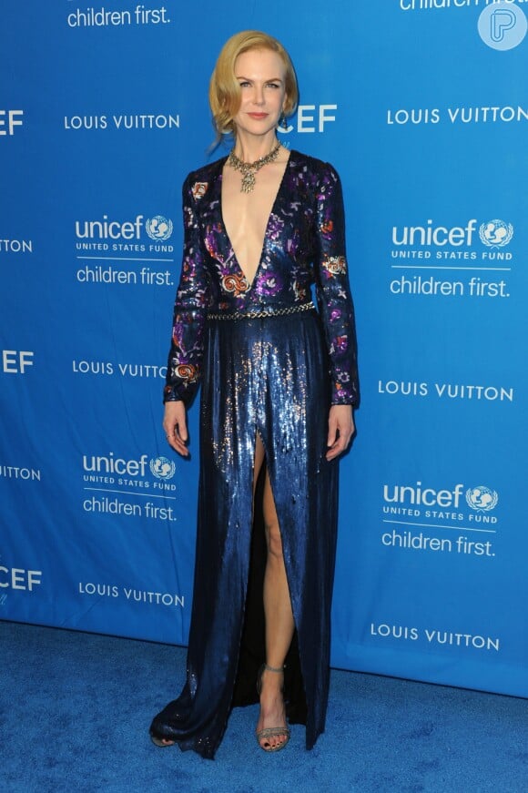 Nicole Kidman chamou atenção na sexta edição do 'Biennial UNICEF Ball' ao usar vestido Louis Vuitton com grande fenda central, em 12 de janeiro de 2016
