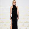 Nicole Kidman escolheu modelo sensual da grife Valentino com fenda, ombros à mostra e gola alta em evento na Itália