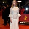 Nicole Kidman escolheu modelo branco com bordados de Valentino Haute Couture para comparecer à première do filme 'Queen of the Desert'