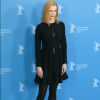 Para a coletiva de imprensa do filme 'Queen of the Desert', Nicole Kidman optou por vesdtido e botas de couro da grife Louis Vuitton