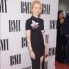 Nicole Kidman apostou no modelo com cortes retos da marca Fendi e sandálias Jimmy Choo no 'BMI Country Awards', nos Estados Unidos