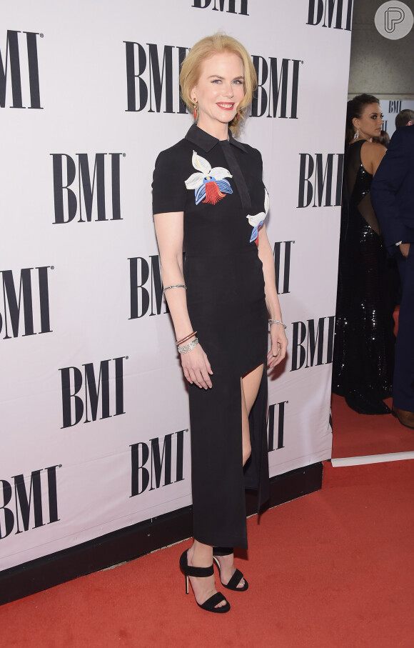 Nicole Kidman apostou no modelo com cortes retos da marca Fendi e sandálias Jimmy Choo no 'BMI Country Awards', nos Estados Unidos