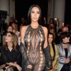 Na Semana de Moda de Paris, Kim Kardashian foi ao desfile da Balmain com look de crochê da grife, deixando dúvida sobre o uso de calcinha já que, pelas aberturas do tecido na altura do quadril, não se via nenhuma evidência da peça íntima