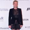 Kate Moss cobriu o vestido rendado Marc Jacobs com blazer, não deixando claro o uso de sutiã na produção