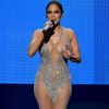 Quando se fala em transparência, logo se lembra de Jennifer Lopez. A cantora também passou a ousar e, aparentemente, abrir mão do uso de lingerie nas produções