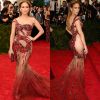Jennifer Lopez já usou modelito Versace todo vazado e com pedrarias para comparecer a evento de gala