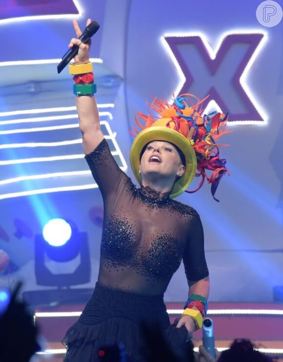Xuxa usou blusa transparente com aplicações no busto em seu show no Vivo Rio, no Aterro do Flamengo, Zona Sul do Rio, no dia 22 de outubro de 2016