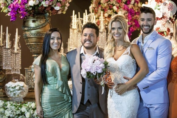 Gusttavo Lima e Andressa Suita posam com Bruno, da dupla com Marrone e a esposa, no casamento