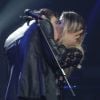 Após a apresentação do cantor no palco, os dois se despediram com um beijão