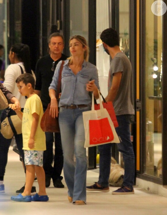 Grazi Massafera vai às compras em família e a filha, Sofia, rouba a cena. Fotos!