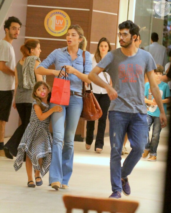 Grazi Massafera vai às compras em família e a filha, Sofia, rouba a cena. Fotos!