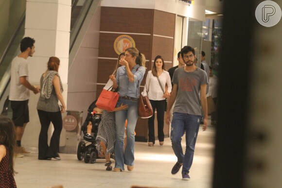 Grazi Massafera vai às compras em família e a filha, Sofia, rouba a cena. Fotos!