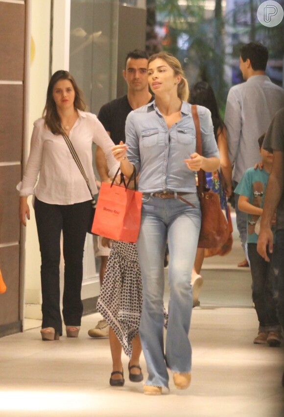 Grazi Massafera vai às compras em família e a filha, Sofia, rouba a cena. Fotos!