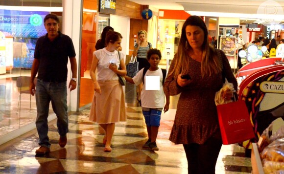 Drica Moraes passeia com o filho, Matheus, e o marido em shopping na Gávea, Zona Sul do Rio