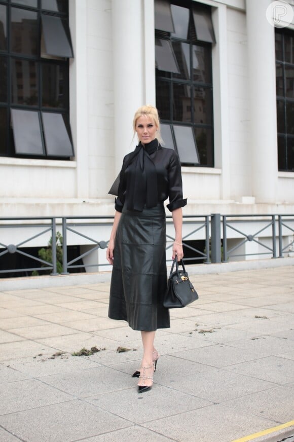 Ana Hickmann usou uma bolsa Birkin, da Hermès, avaliada em R$ 40 mil no São Paulo Fashion Week
