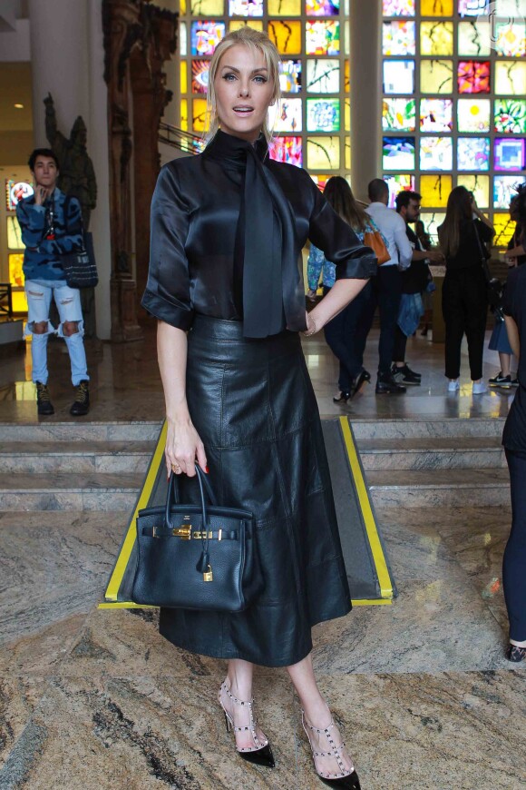 Ana Hickmann apostou em uma bolsa da grife Hermès para ir ao São Paulo Fashion Week nesta quinta-feira, 27 de outubro de 2016