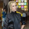 Ana Hickmann apostou em um look da grife Gloria Coelho e uma bolsa Birkin, da Hermès, no São Paulo Fashion Week